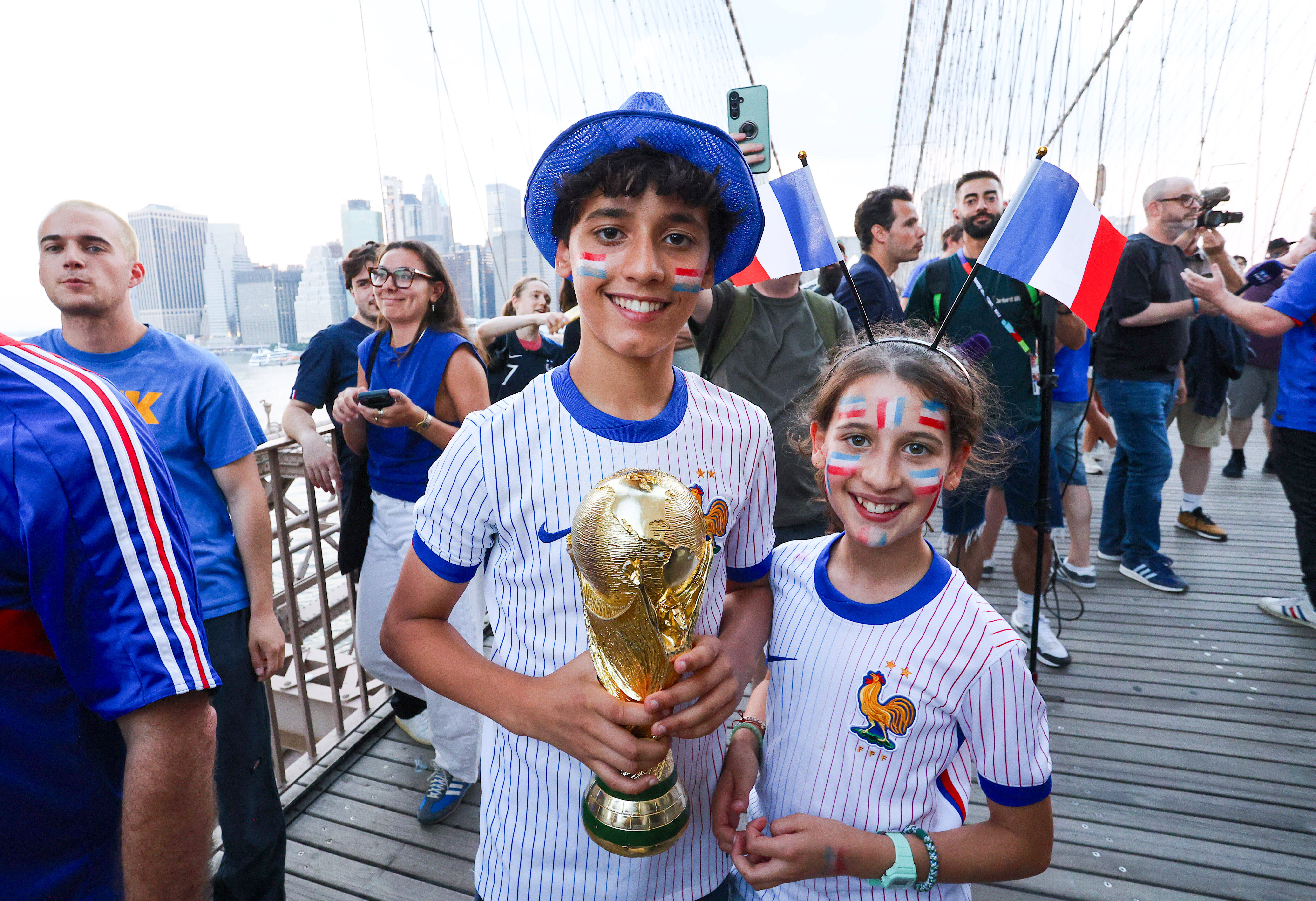 Mientras ven la retransmisión en directo del partido de fútbol entre Francia y Suecia, ¿cómo pueden los aficionados obtener ingresos adicionales minando BTC?
